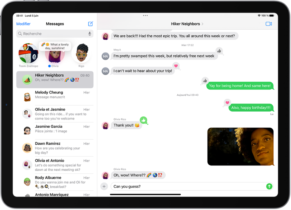 Une conversation de groupe dans Messages. Les bulles de message sont vertes, ce qui indique qu’au moins une personne n’utilise pas iMessage.