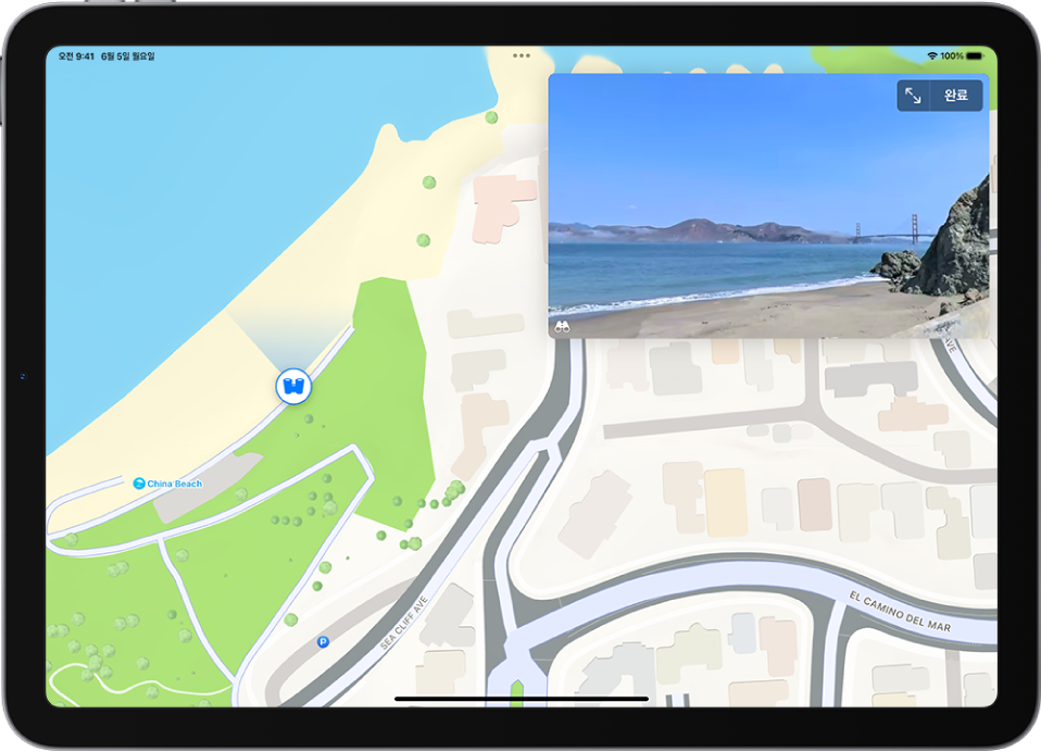 해당 지역의 지도 위에 이동할 수 있는 360도 파노라마 보기가 나타남. 지도에 오버레이된 주변보기 아이콘이 보기의 방향을 가리킴.