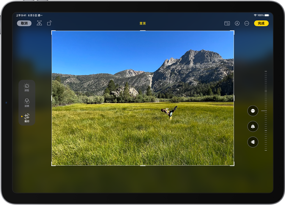 「照片」App 中的「編輯」畫面中央顯示一張照片。螢幕左側為「調整」、「濾鏡」和「裁切」按鈕；已選取「裁切」按鈕。螢幕右側為裁切增強選項和用來調整效果強度的滑桿。