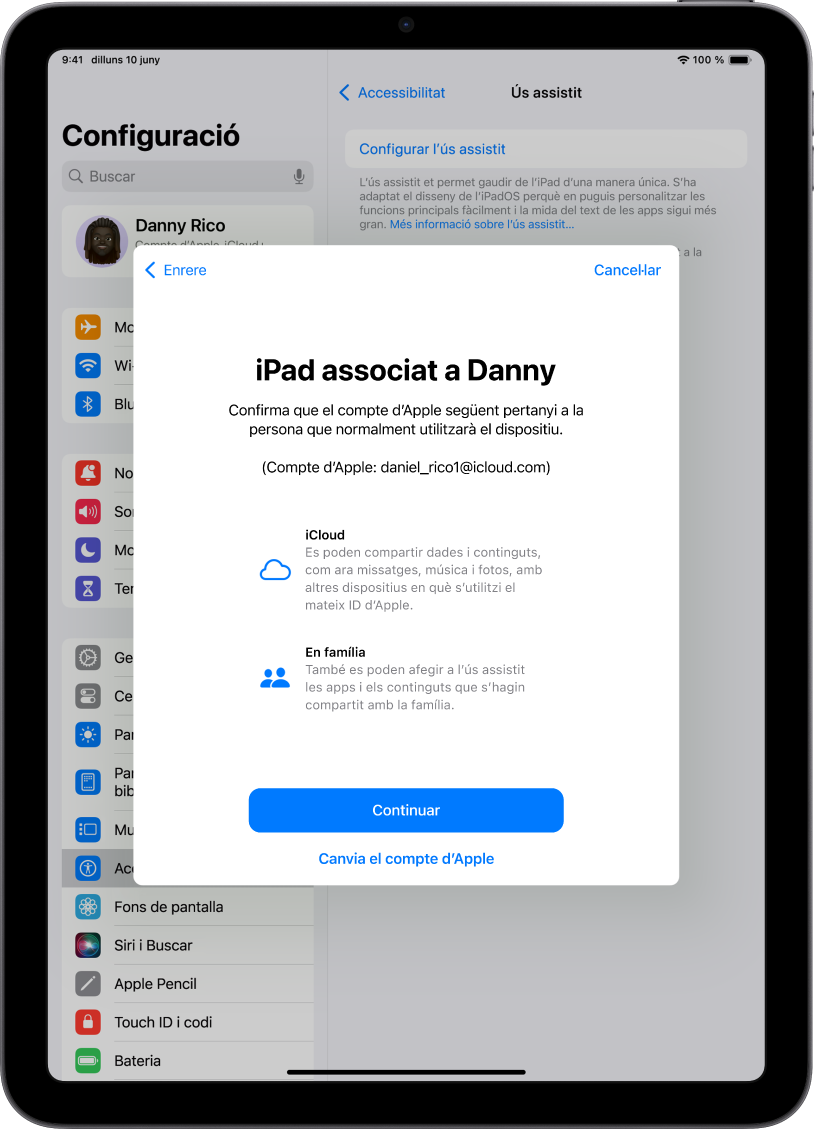 Un iPad amb el compte d’Apple associat amb el dispositiu i informació sobre l’iCloud i les funcions “En família” que es poden fer servir amb l’ús assistit.