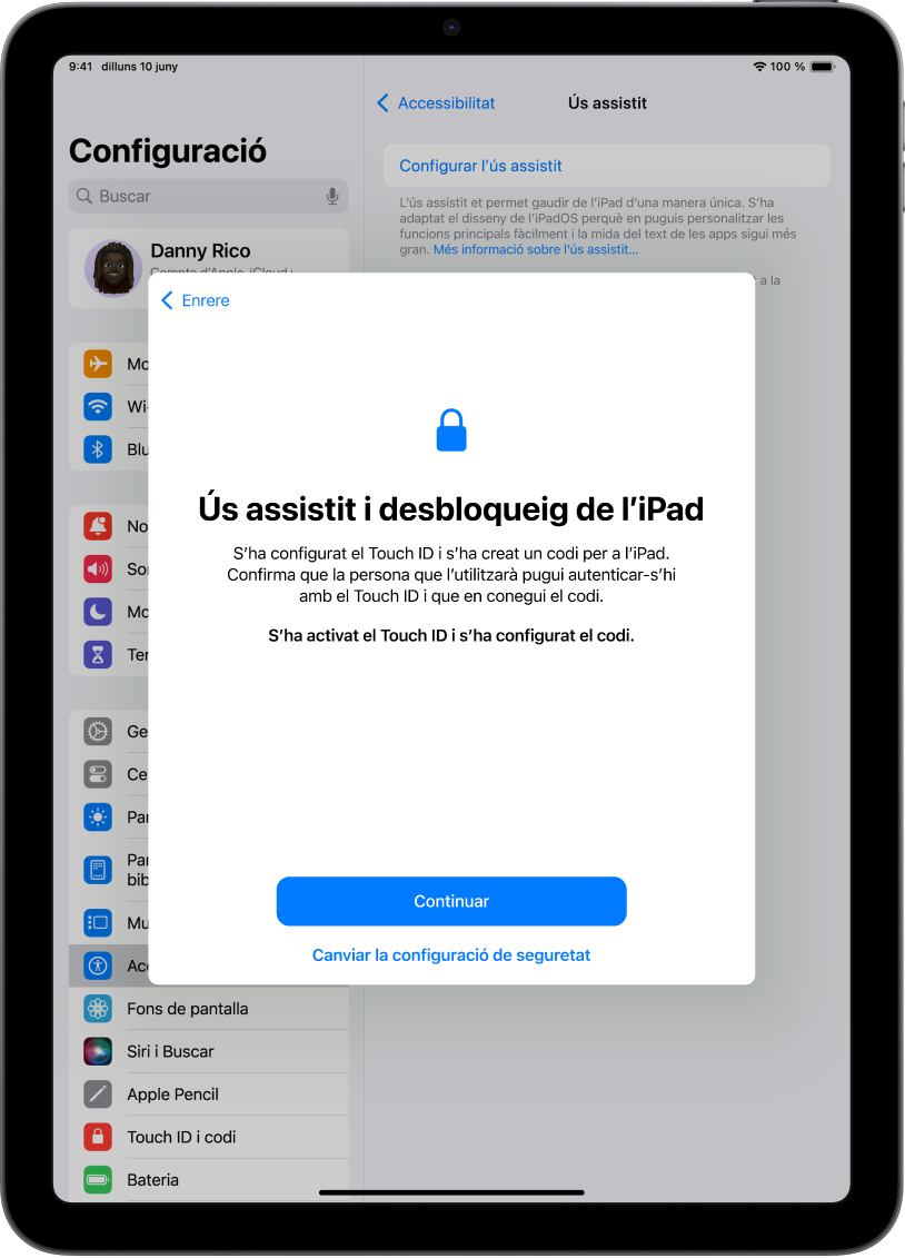 Un iPad amb una pantalla que demana a la persona de confiança que confirmi que la persona que farà servir el dispositiu en sap el codi.