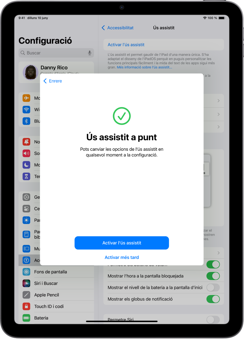 En un iPad es mostra un missatge que diu que l’ús assistit està a punt per fer-se servir, i a la part inferior de la pantalla hi ha un botó per activar-lo.