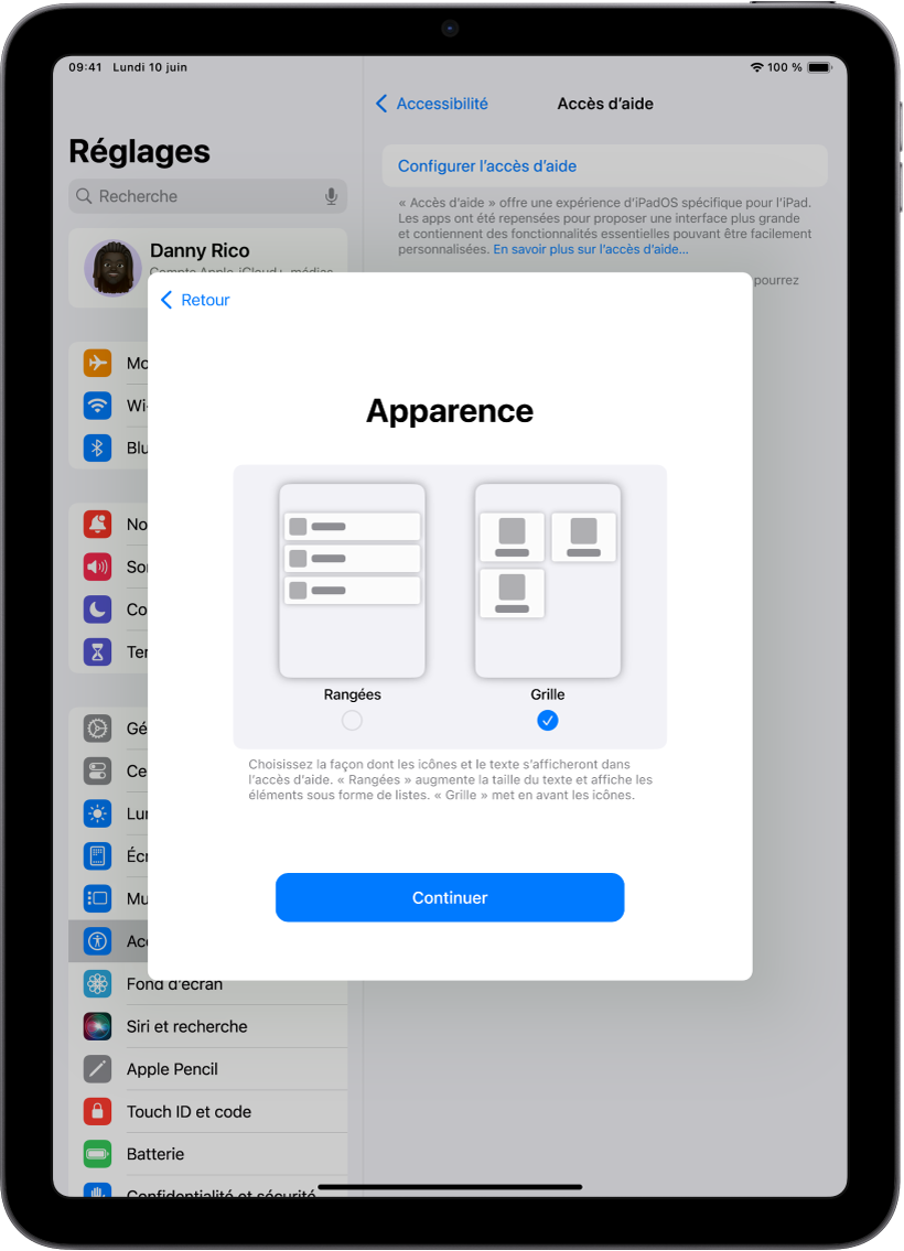 Un iPad en train d’être configuré pour « Accès d’aide », avec des options pour afficher le contenu dans des listes facilement lisibles ou dans une grande grille qui met en évidence les images et les icônes.