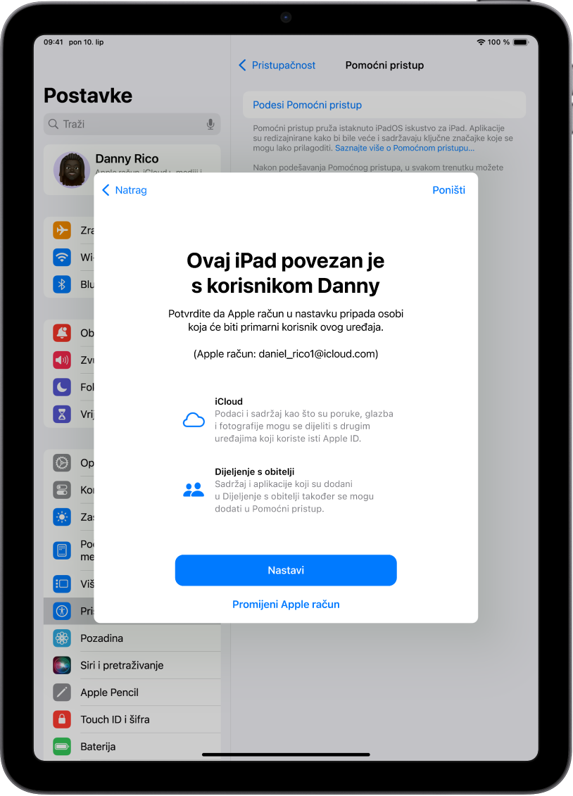 iPad koji prikazuje Apple račun povezan s uređajem i informacije o značajkama iClouda i Dijeljenja s obitelji koje se mogu koristiti s Pomoćnim pristupom.