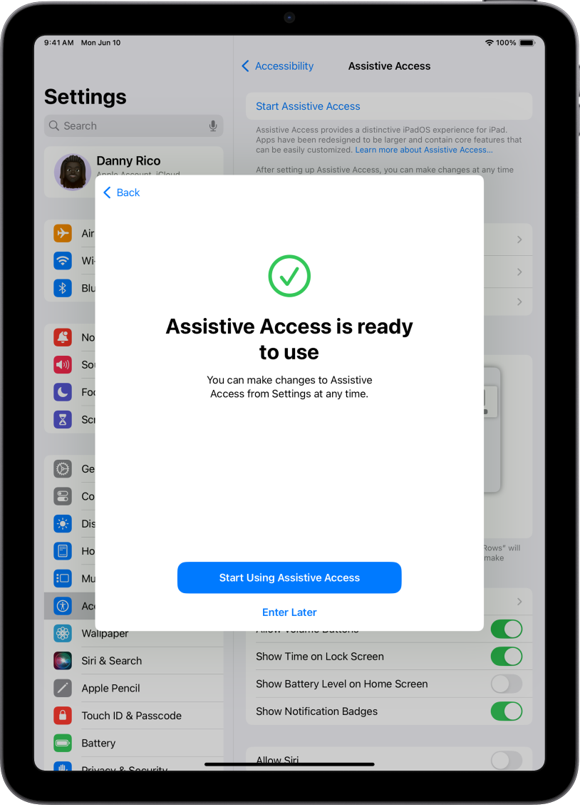 „iPad“ ekrane rodoma, kad režimas „Assistive Access“ yra paruoštas naudoti, ir apačioje pateikiamas „Assistive Access“ įjungimo mygtukas.