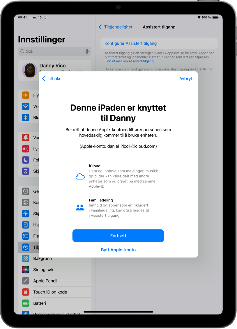 En iPad viser Apple-kontoen som er knyttet til enheten og informasjon om funksjoner for iCloud og Familiedeling som kan brukes med Assistert tilgang.