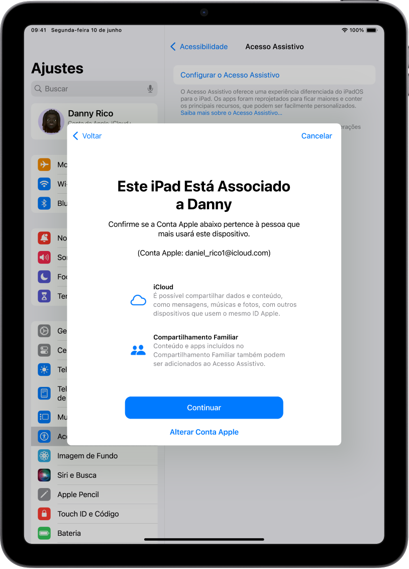 iPad mostrando a Conta Apple associada ao dispositivo e informações sobre os recursos do iCloud e do Compartilhamento Familiar que podem ser usados com o Acesso Assistivo.