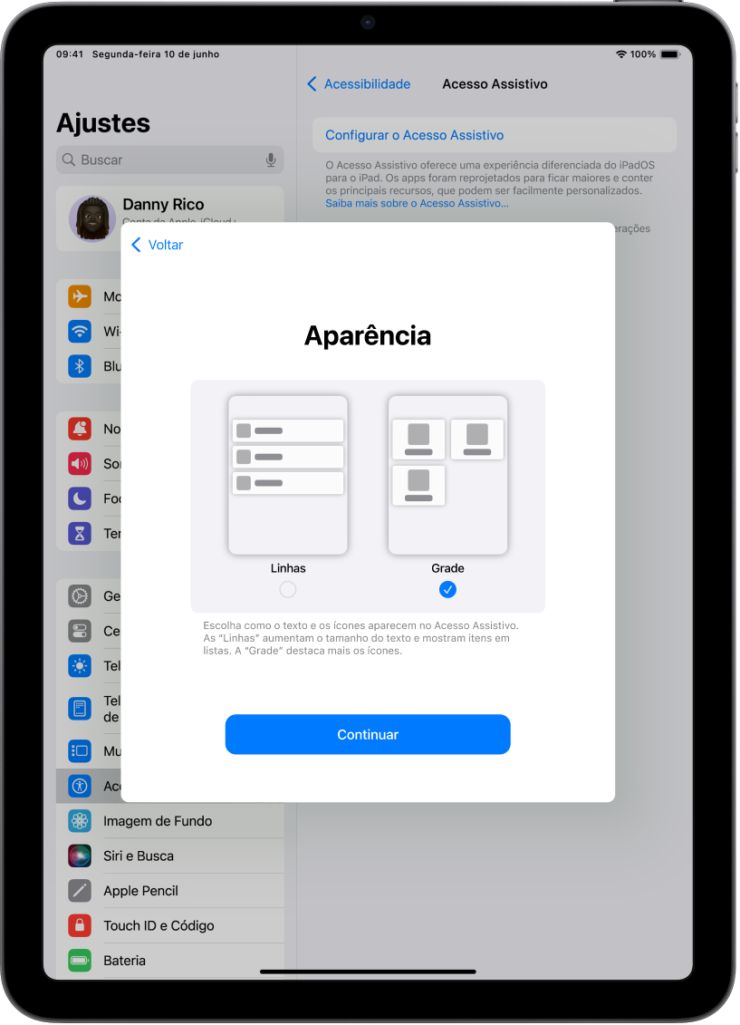 Um iPad sendo configurado para o Acesso Assistivo, com opções para mostrar o conteúdo em listas de fácil leitura ou em uma grade ampla que dá destaque a imagens e ícones.