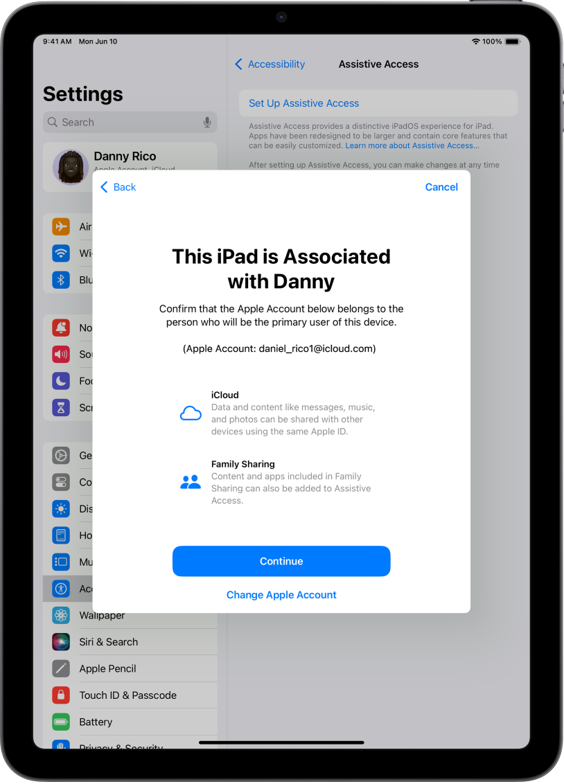 iPad, ki prikazuje račun Apple, povezan z napravo, in informacije o funkcijah iCloud in Family Sharing, ki jih je mogoče uporabiti s Assistive Access.