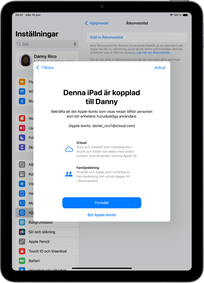 En iPad visar det Apple-konto som är associerat med enheten och information om iCloud- och Familjedelningsfunktioner som kan användas med Åtkomststöd.