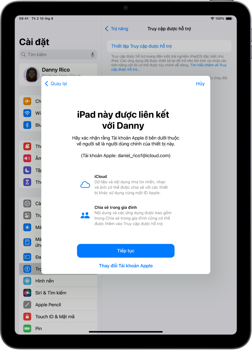 Một iPad đang hiển thị Tài khoản Apple được liên kết với thiết bị và thông tin về các tính năng iCloud và Chia sẻ trong gia đình có thể được sử dụng với Truy cập được hỗ trợ.