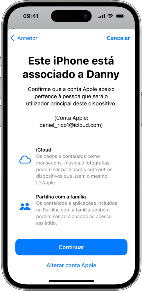 Um iPhone mostra a conta Apple associada ao dispositivo e informação sobre iCloud e funcionalidades de Partilha com a família que podem ser usadas com o Acesso assistido.