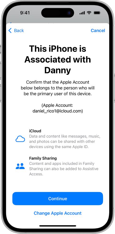 iPhone, ki prikazuje račun Apple, povezan z napravo, in informacije o funkcijah iCloud in Family Sharing, ki jih je mogoče uporabiti s Assistive Access.