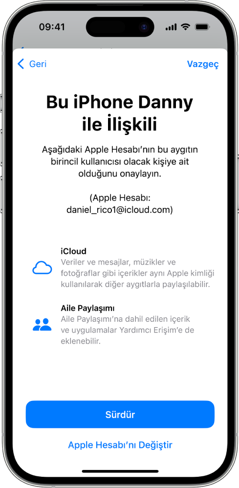 Aygıtla ilişkili Apple Hesabı’nı ve Yardımcı Erişim ile kullanılabilecek iCloud ve Aile Paylaşımı özellikleri hakkındaki bilgileri gösteren bir iPhone.