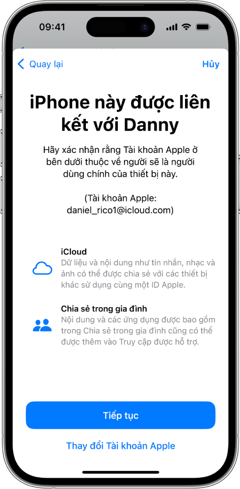 Một iPhone đang hiển thị Tài khoản Apple được liên kết với thiết bị và thông tin về các tính năng iCloud và Chia sẻ trong gia đình có thể được sử dụng với Truy cập được hỗ trợ.