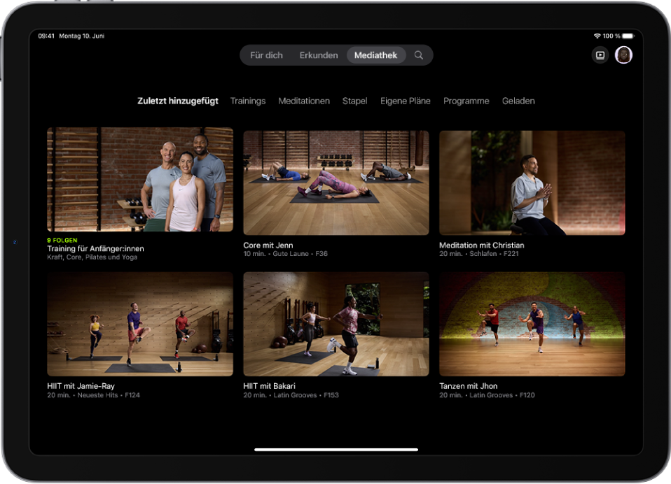 Der Bildschirm „Mediathek“ in Apple Fitness+ zeigt ein Trainingsprogramm, vier Workouts und eine Meditation. Oben auf dem Bildschirm befindet sich eine Reihe mit Kategorien.