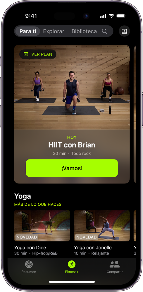 Pantalla “Para ti” de Apple Fitness+ con un entreno de un plan personalizado y entrenos de yoga recomendados.