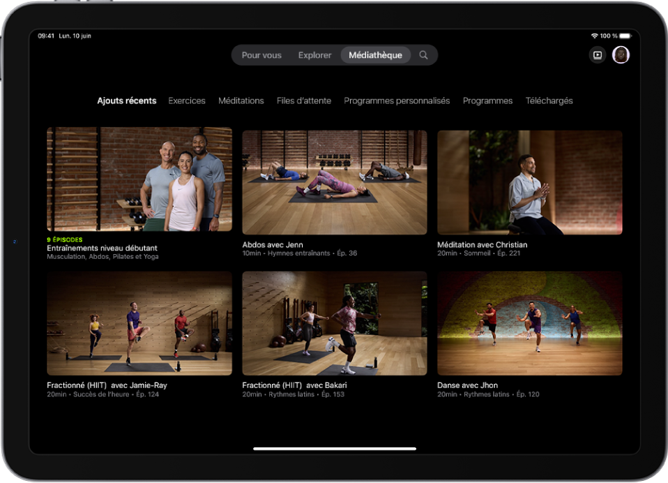 L’écran Bibliothèque dans Apple Fitness+ montrant un programme d’entraînement, quatre entraînements et une méditation. Une rangée de catégories s’affiche en haut de l’écran.