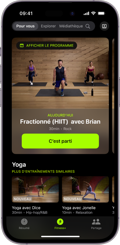 L’écran Pour vous dans Apple Fitness+ montrant un entraînement dans un programme personnalisé et des entraînements Yoga recommandés.