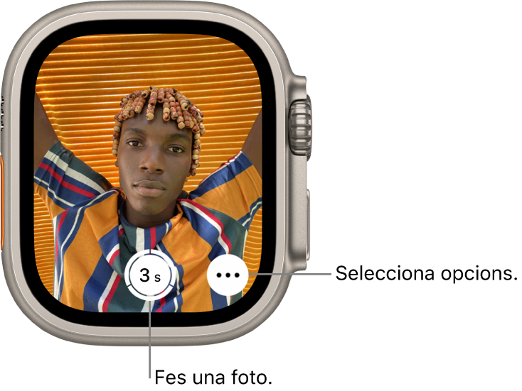 Mentre s’utilitza com a control de la càmera, la pantalla de l’Apple Watch mostra la imatge de la càmera de l’iPhone. El botó “Fer foto” és a la part inferior central amb el botó “Més opcions” a la dreta. Si has fet una foto, el botó “Visor de fotos” és a la part inferior esquerra.