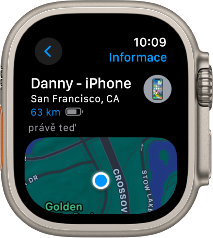 Aplikace Najít zařízení se zobrazenou polohou iPhonu. Nahoře je uvedený název zařízení a pod ním poloha, vzdálenost, aktuální úroveň nabití baterie a čas, kdy se zařízení naposledy ozvalo. V dolní polovině displeje je vidět mapa s tečkou označující přibližnou polohu zařízení. Vlevo nahoře tlačítko Zpět.