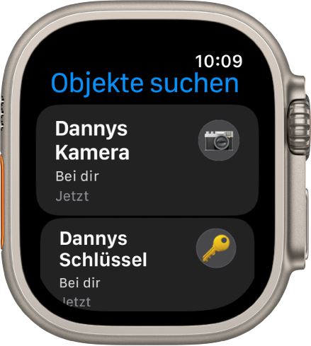 Die App „Objekte suchen“ zeigt, dass sich die AirTags, die an einer Kamera und einem Schlüsselbund befestigt sind, bei dir befinden.