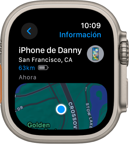 La app Encontrar Mis Dispositivos mostrando la ubicación de un iPhone. El nombre del dispositivo está en la parte superior; debajo están la ubicación, distancia, carga de batería actual y última vez que el dispositivo respondió. En la mitad inferior de la pantalla, se muestra un mapa con un punto que indica la ubicación aproximada del dispositivo. El botón Atrás está en la esquina superior izquierda.