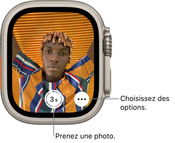 Lorsque la montre sert de télécommande pour l’appareil photo, le viseur de l’iPhone est affiché sur l’Apple Watch. Le bouton « Prendre une photo » se trouve en bas au centre, avec le bouton « Plus d’options » à sa droite. Si vous avez pris une photo, le bouton de viseur se trouve dans le coin inférieur gauche.