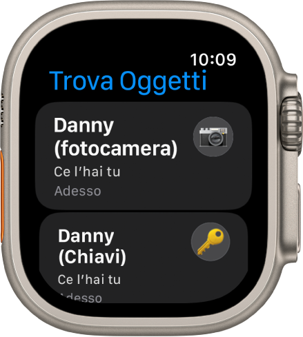 L’app Trova Oggetti mostra che gli AirTag attaccati a una fotocamera e al mazzo di chiavi sono con te.