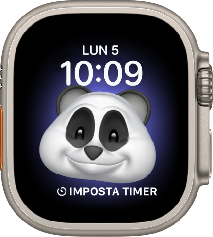 Il quadrante Memoji dove puoi modificare il tuo alter ego e una complicazione in basso. Tocca lo schermo per dare vita alla Memoji. Sullo schermo, la data e l’ora sono in alto e la complicazione Timer è in basso.