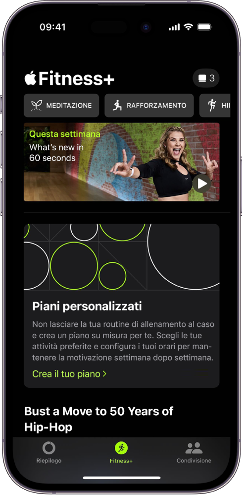 La schermata Apple Fitness+ che mostra, da sinistra a destra, differenti tipi di allenamento nella riga in alto. Sotto, è visibile il pannello “Questa settimana”. Sotto, è visibile l’area dei piani personalizzati.
