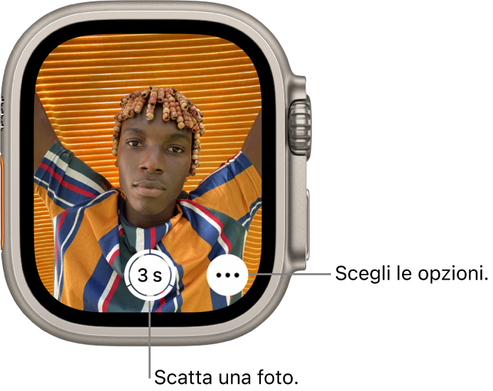 Se utilizzato come controllo remoto della fotocamera, lo schermo di Apple Watch mostra l’immagine visualizzata nella fotocamera di iPhone. Il pulsante “Scatta foto” si trova in basso al centro, con a destra il pulsante “Più opzioni”. Se hai scattato una foto, il pulsante “Visualizzatore foto” si trova nella parte inferiore sinistra della schermata.