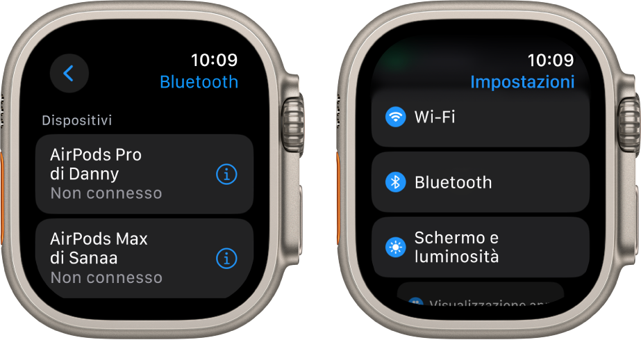 Due schermi affiancati. A sinistra si trova una schermata che elenca due dispositivi Bluetooth disponibili: AirPods Pro e AirPods Max, entrambi i dispositivi non sono connessi. Sulla destra, nella schermata Impostazioni, sono visibili i pulsanti Wi-Fi, Bluetooth e “Schermo e luminosità”, disposti in un elenco.