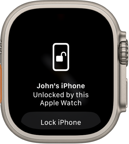 „Apple Watch“ ekranas, kuriame rodomas tekstas „John’s iPhone Unlocked by this Apple Watch“. Žemiau pateiktas „iPhone“ užrakinimo mygtukas.