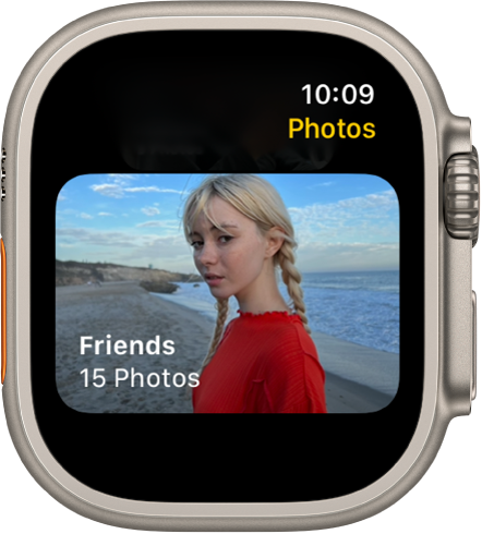 „Apple Watch“ programos „Photos“ ekranas, kuriame rodomas albumas „Friends“.