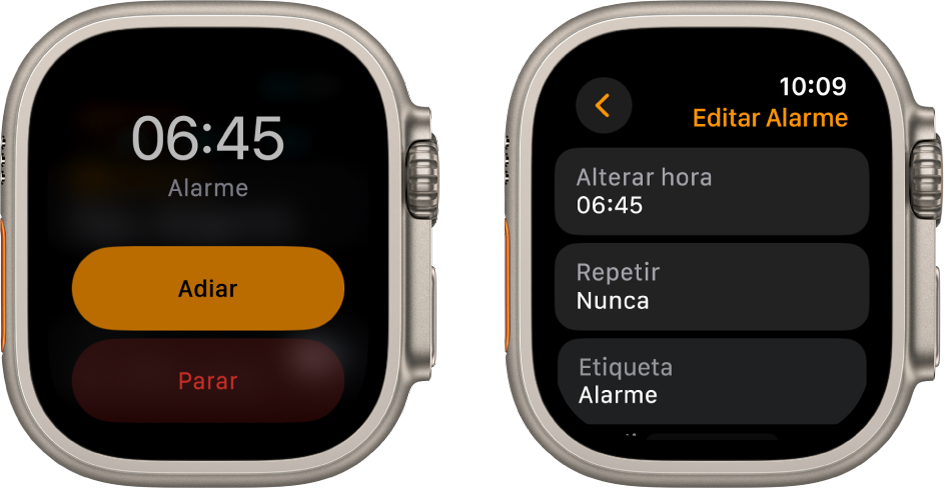 Duas telas do relógio: uma exibe um mostrador com os botões Adiar e Parar e, a outra, os ajustes em Editar Alarme, com os botões Alterar hora, Repetir e Etiqueta abaixo. O controle Adiar encontra-se na parte inferior. O controle Adiar encontra-se desativado.