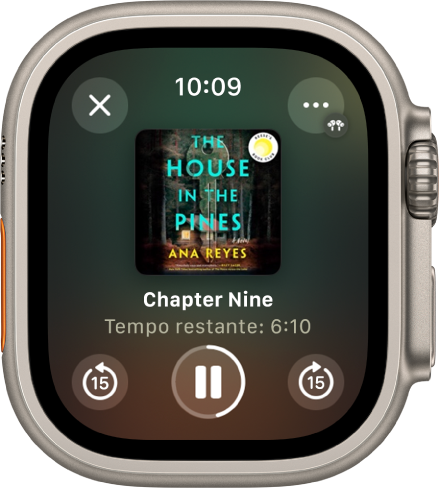 Tela Reproduzir de um audiolivro. O botão Fechar está na parte superior esquerda, o botão Mais está na parte superior direita, o botão retroceder 15 segundos está na parte inferior esquerda, o botão Reproduzir/Pausar está na parte inferior central e o botão avançar 15 segundos está na parte inferior direita. No meio, a capa do livro, o número do capítulo e o tempo restante no capítulo.
