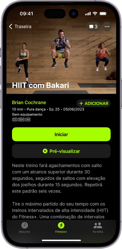 O ecrã de Apple Fitness+ com um treino. Uma imagem de instrutores a fazer um treino encontra-se na parte superior do ecrã. O título do treino e o nome do instrutor do mesmo encontram-se ao centro. Os botões para iniciar e pré-visualizar o treino encontram-se por cima dos detalhes do treino.