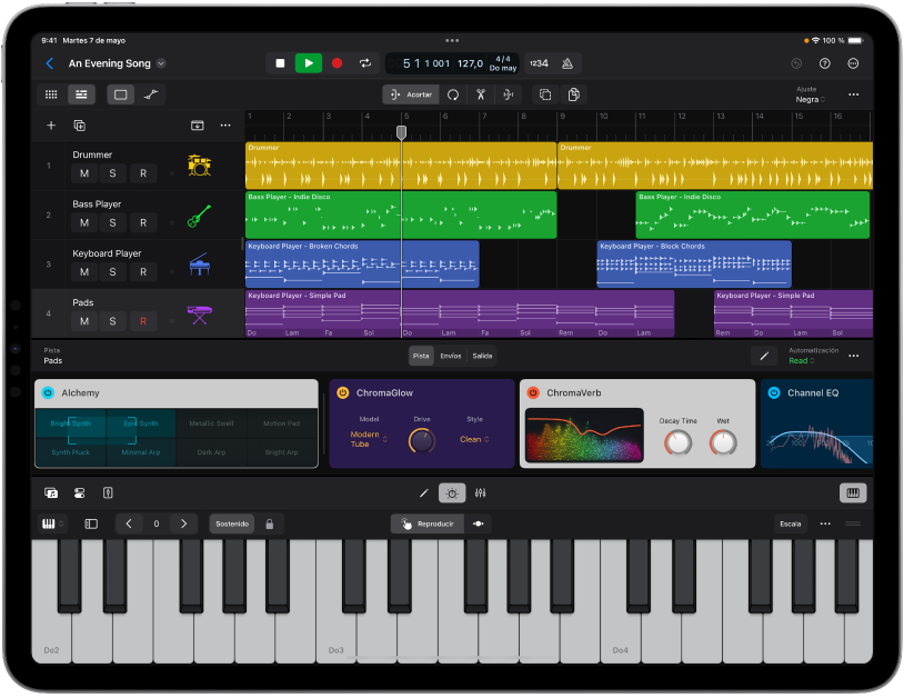 Proyecto de Logic Pro reproduciéndose, con el área de módulos, el fader y la superficie de interpretación abiertos.