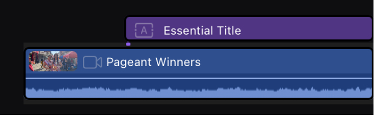 Un clip de título violeta en la línea de tiempo, vinculado a un clip de vídeo como un clip conectado.