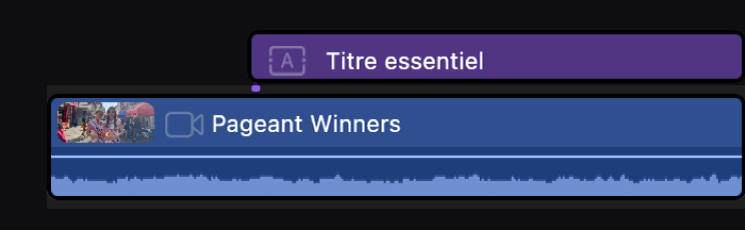 Plan de titre violet dans la timeline, lié à un plan vidéo en tant que plan connecté.