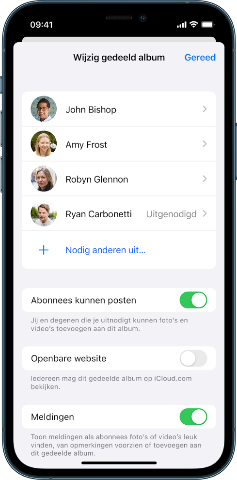 Een iPhone-scherm met een gedeeld fotoalbum, waarbij wordt aangegeven met wie het album is gedeeld.