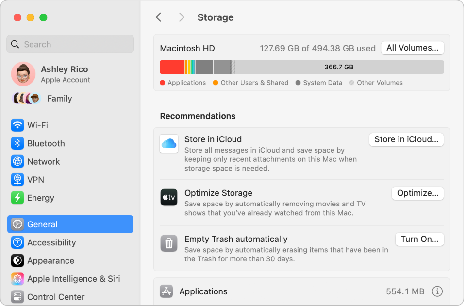 La configuración de Recomendaciones del almacenamiento mostrando las opciones Guardar en iCloud, Optimizar almacenamiento y Vaciar Basurero automáticamente.