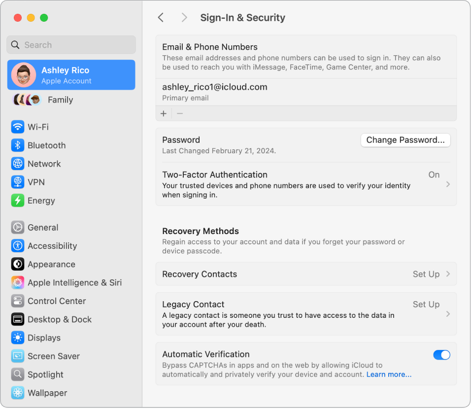 Jaotise System Settings valiku Apple Account jaotis Sign-In & Security. Siit saate seadistada funktsioonid Account Recovery või Legacy Contact.