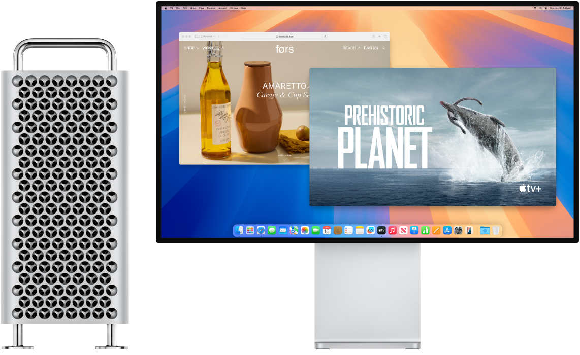 كمبيوتر Mac Pro Tower وشاشة Pro Display XDR جنبًا إلى جنب.