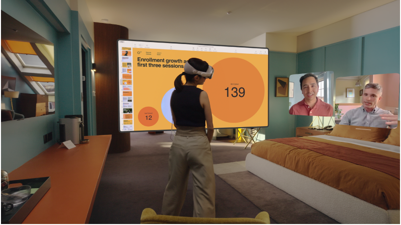 شخص يرتدي Apple Vision Pro ويجري مكالمة فيس تايم. مربعات الآخرين في المكالمة تظهر بجانب شاشة مشتركة.