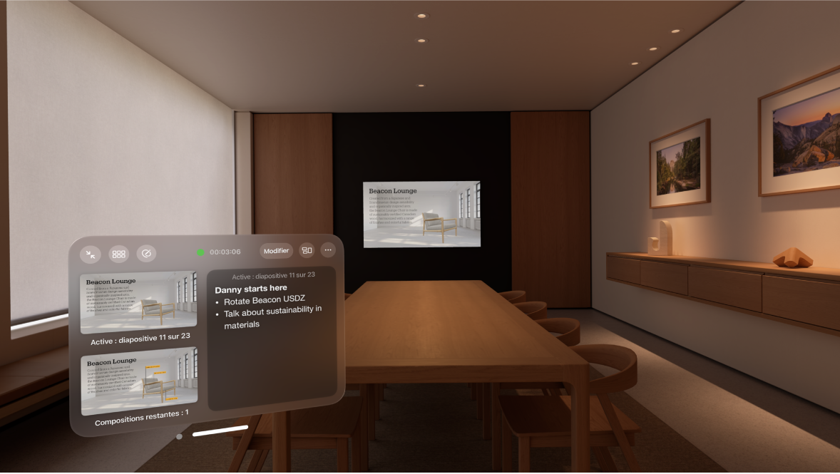L’app Keynote sur l’Apple Vision Pro présentant l’environnement Salle de conférence avec l’affichage de l’intervenant visible du point de vue du spectateur.