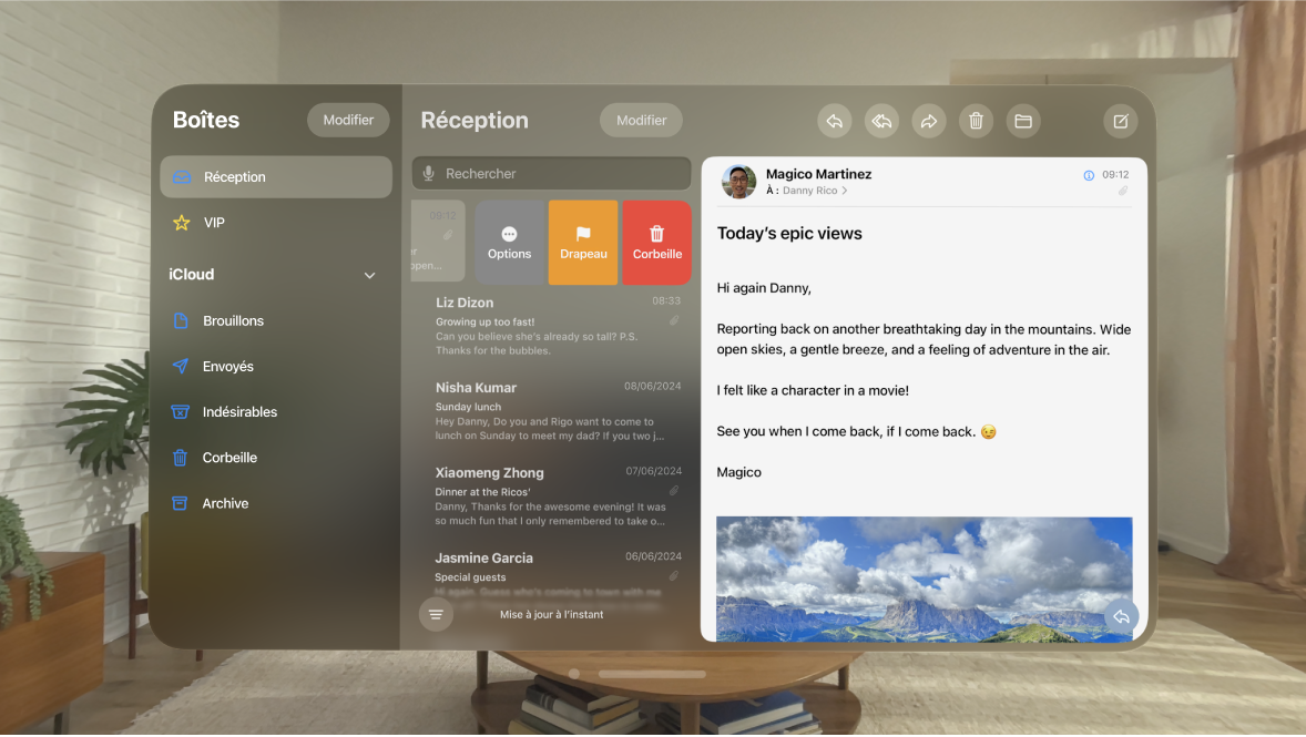 L’app Mail sur l’Apple Vision Pro, avec un e-mail ouvert ainsi que les options disponibles lorsque l’utilisateur le balaye, comme Drapeau et Corbeille.