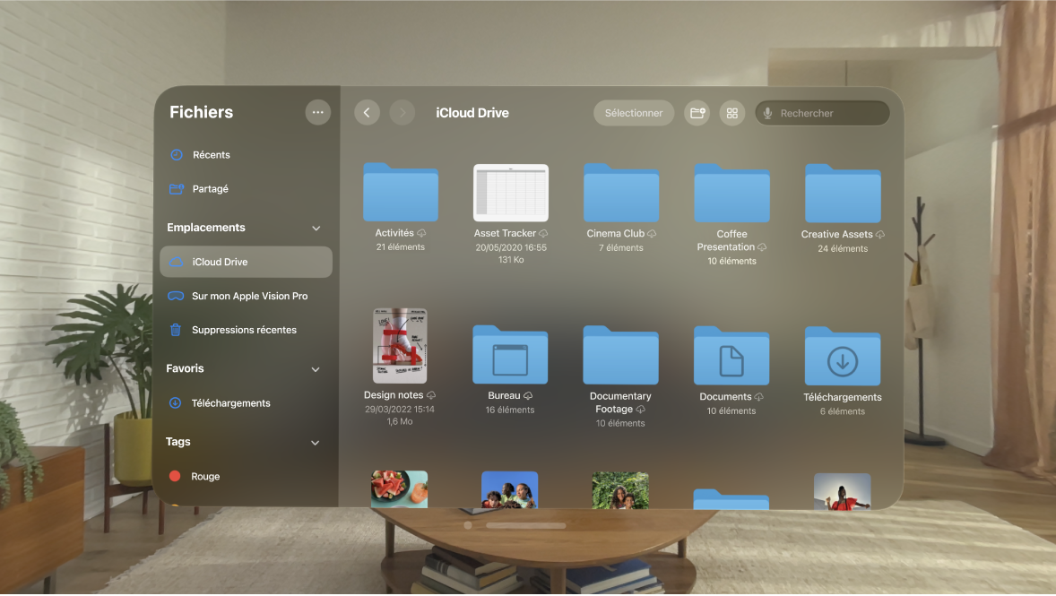 L’app Fichiers sur l’Apple Vision Pro, affichant des dossiers et des fichiers dans l’emplacement iCloud Drive.