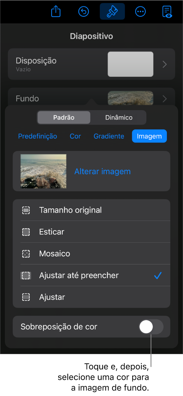 Os controlos de fundo, com uma imagem definida como o fundo do diapositivo e o controlo “Sobreposição de cor” na parte inferior.